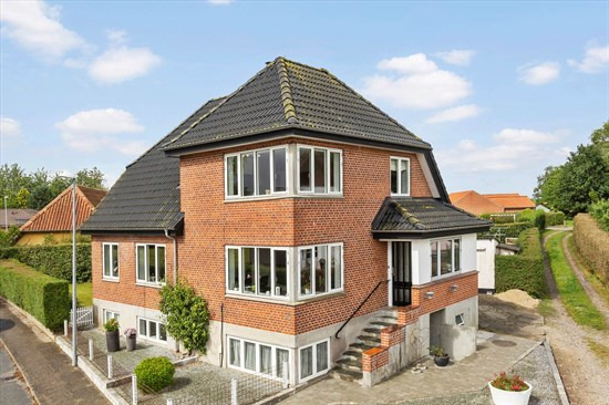 Mu­rer­mester­vil­la i Råsted på 144 m2 plus kælder