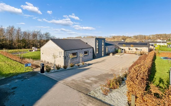 Top 6 over dyreste boliger til salg i Hovedgård. Priser op til 4.445.000 kr