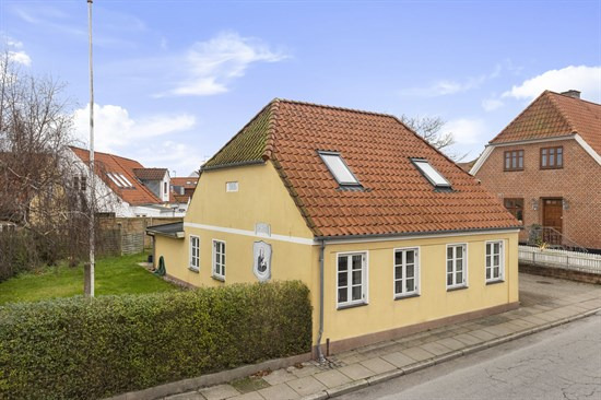 Charmerende moderniseret byhus i hjertet af Sæbys gamle bydel