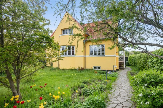 Christiansvej 8 og 4 andre boliger er kommet til salg denne uge i Charlottenlund - se boligerne her.