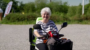 Med marsvin og hund i kurven kører Rie fra alle på sin elscooter