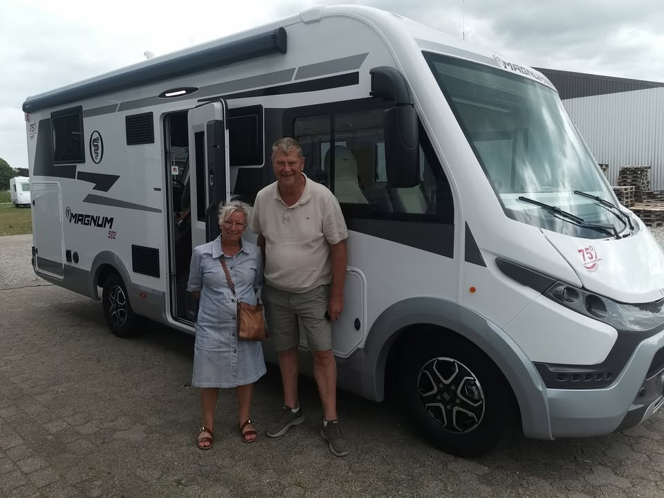 Brønderslev Caravan & Trailer Center ønsker Charlotte og Kurt tillykke med deres nye Elnagh Magnum 582