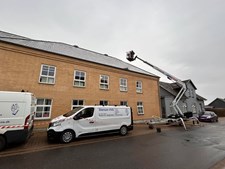 Stenum VVS reparerer tag på Skolegades Skole i Brønderslev i blæsevejr og regn