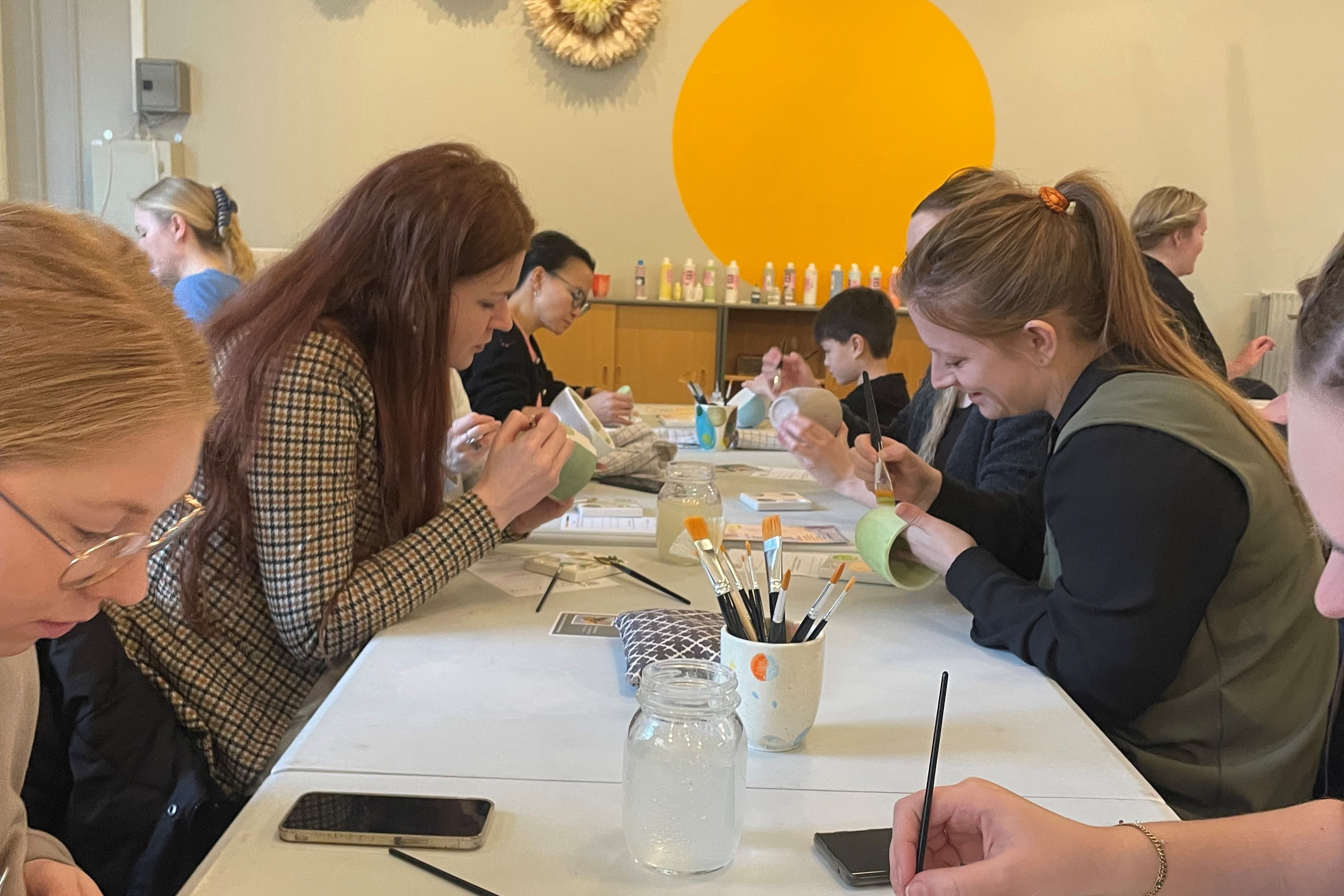 Mal på keramik med adventshygge hos Underværket