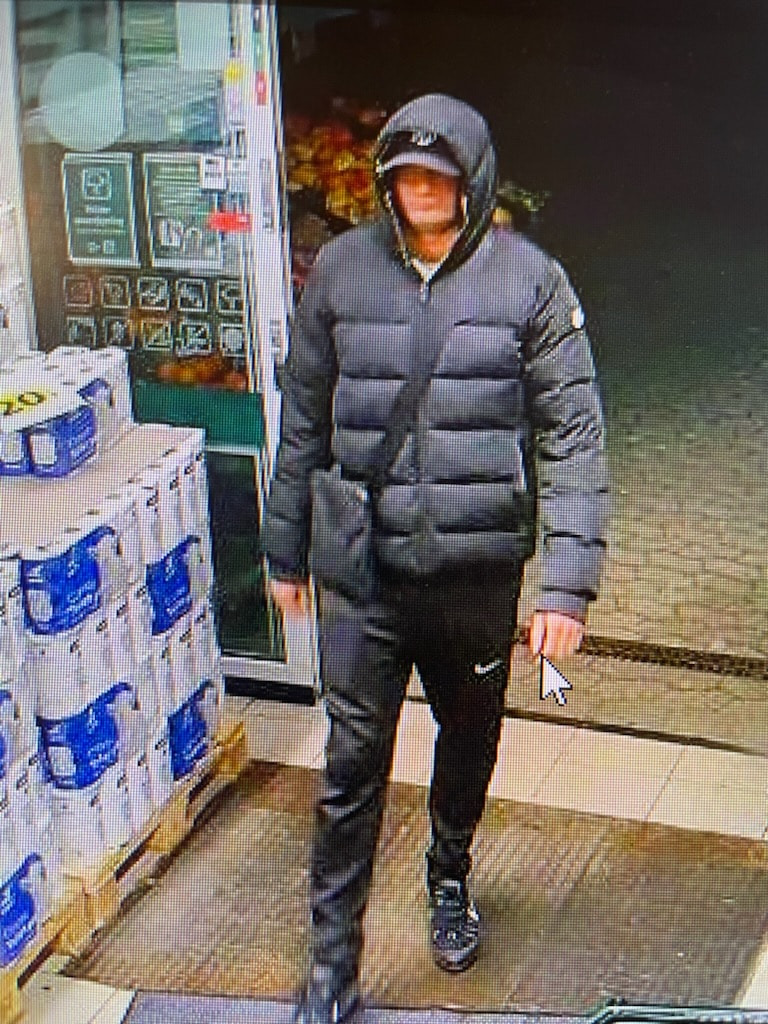 Røveri i supermarked: Kan du genkende gerningsmanden? 