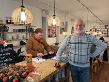Frivillige på Café Jydepotten inviterer brugerne til juleaften