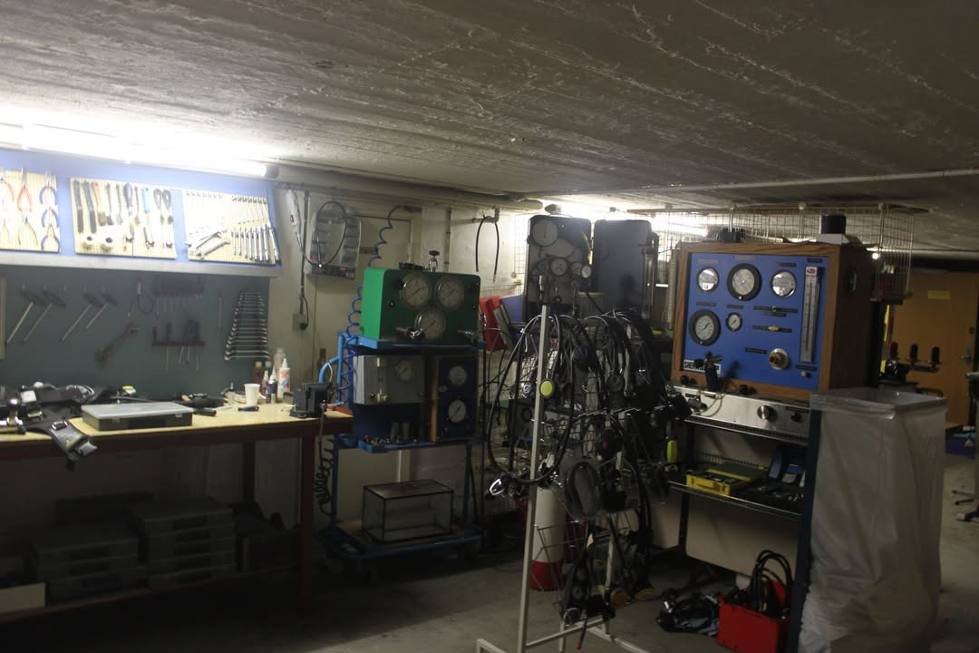 Aktivitet i serviceværkstedet hos CARLSENS DYKKERCENTER A/S