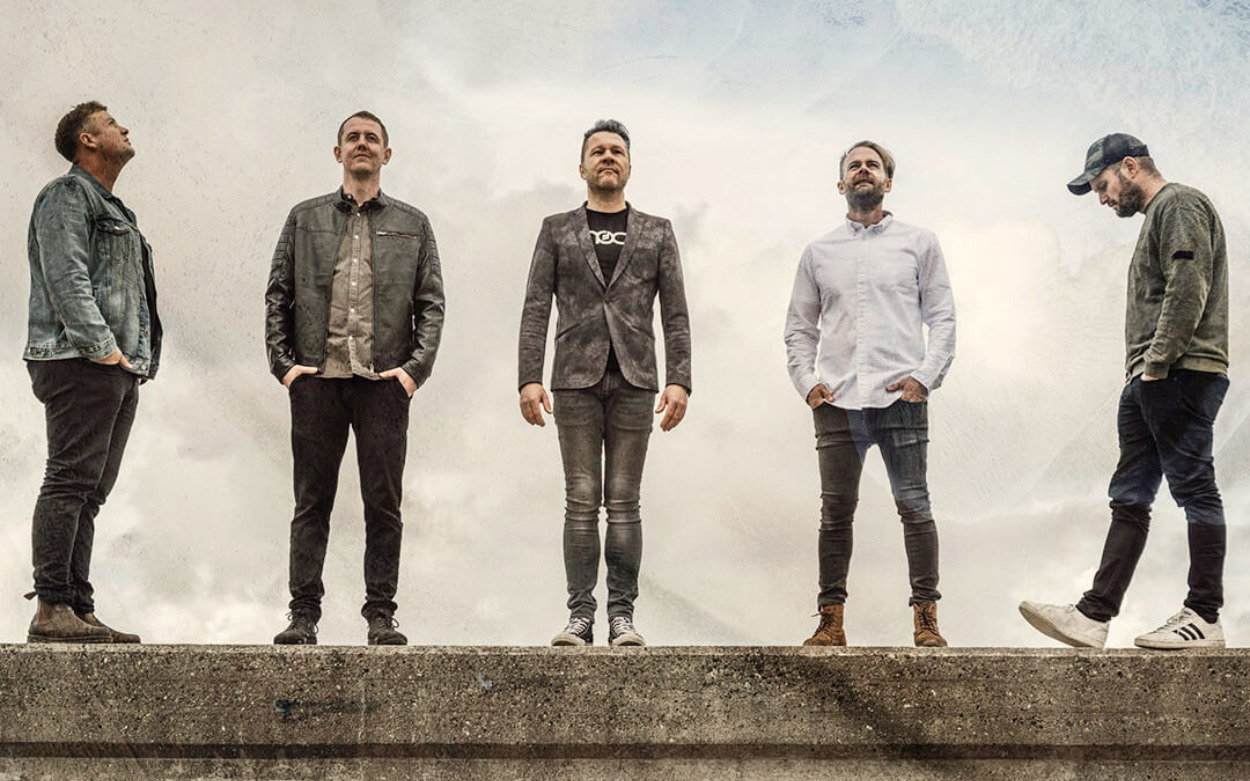 Fed koncertoplevelse: FÆTTERS byder på en aften med latter og skøn musik