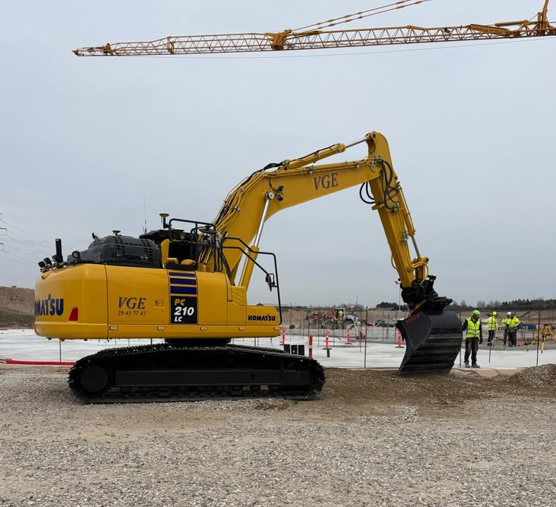 Scantruck A/S leverer ny Komatsu PC210LC-10 til Vesterskovgaards Entreprenør