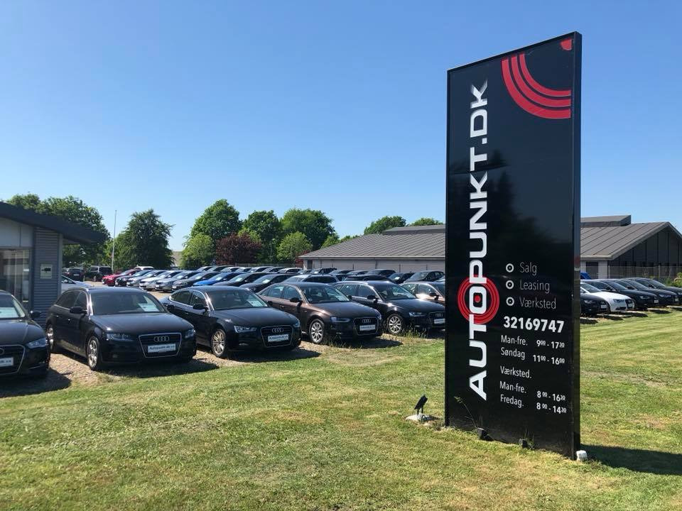 Hos Autopunkt er humøret højt og lageret fyldt med spændende biler 