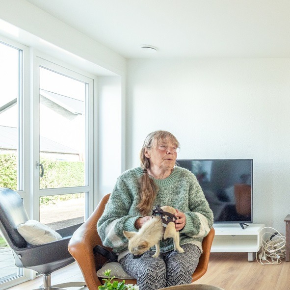 Karin vender hjem til nyrenoveret rækkehus efter stor renovering i Baunevænget, Struer