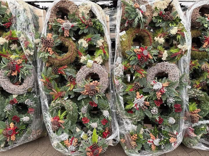 Meny Aabybro tilbyder kranse til en særlig lav pris på Facebook-siden