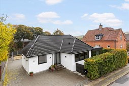 Bøgevej 6 og 2 andre boliger er kommet til salg denne uge i Hadsten - se boligerne her.