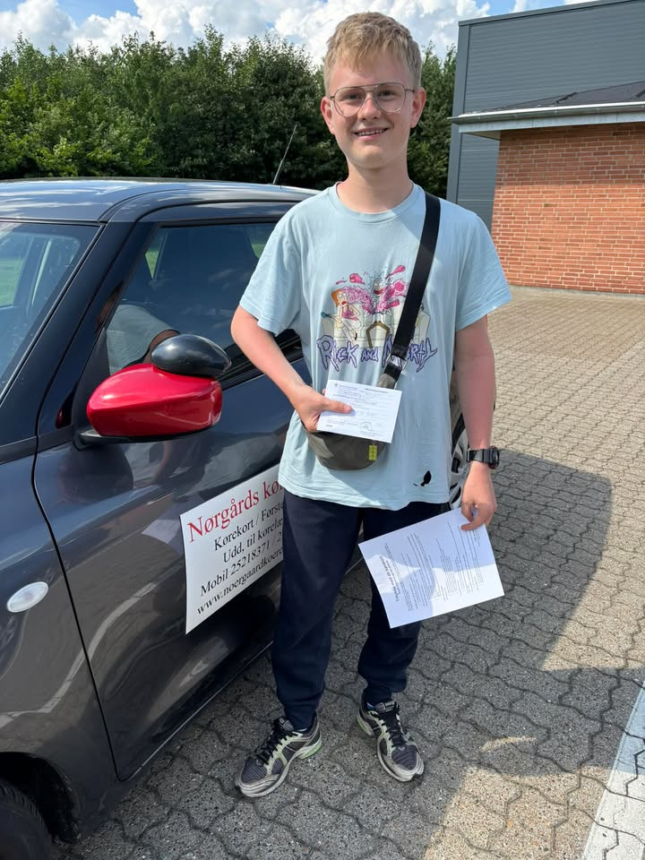 Nørgaards Køreskole fejrer endnu en elev med kørekort