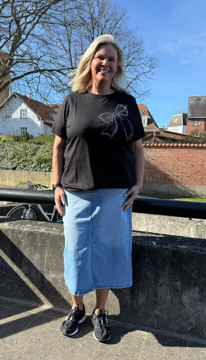 Only Curves tilbyder dagens sæt med denim nederdel og t-shirt til 480 kr