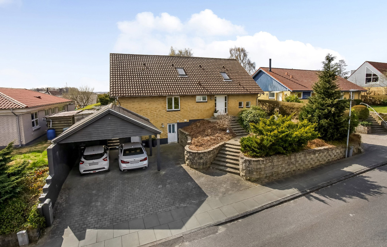 Attraktiv og højt beliggende villa i Hvinningdal