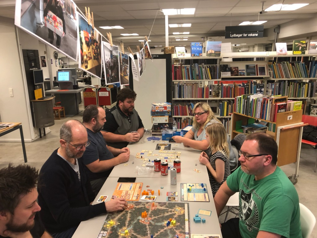 Påskekreationer og brætspil på Lystrup Bibliotek