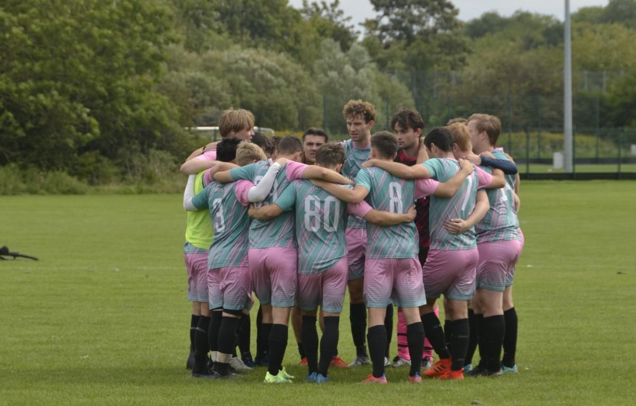 Invictus XI satte en kæp i hjulet på Brøndby Strand og kæmpede sig til sejren