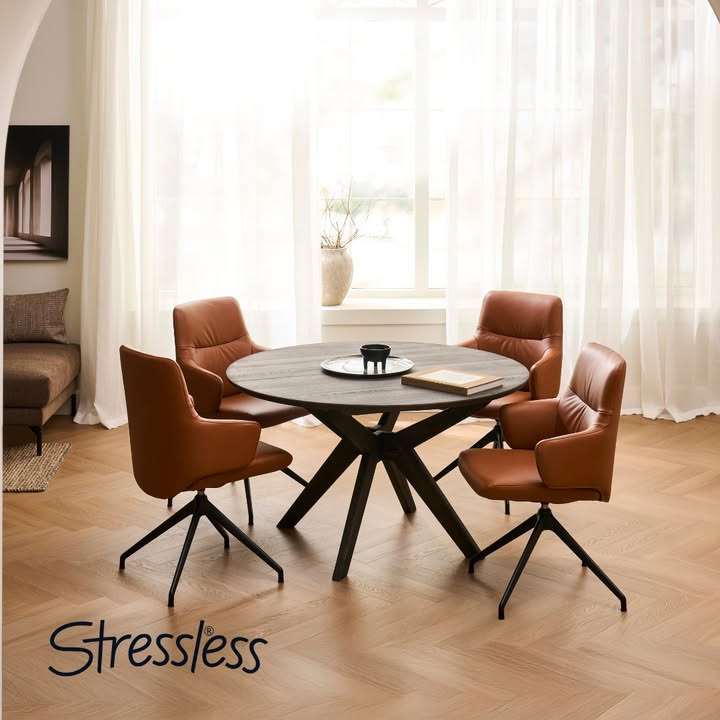 Bolighuset Thisted præsenterer Stressless Mint spisebordsstole til lange middage og stilfulde spisestuer