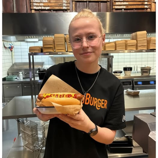 BackyardBurger tilbyder nu hotdogs som mellemmåltid i alle restauranter