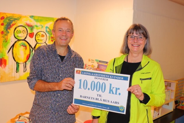 Aarstidens kvinder giver donation til Barnets Blå Hus