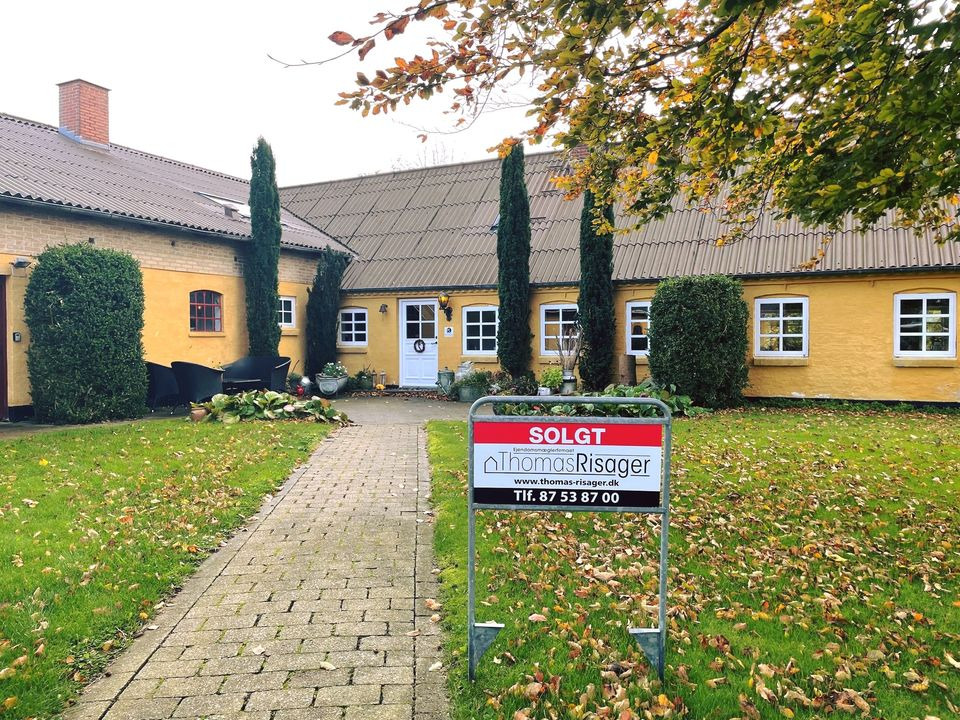 Ejendomsmæglerfirmaet Thomas Risager A/S fejrer endnu en solgt ejendom på Solbakkevej 2 i Tversted