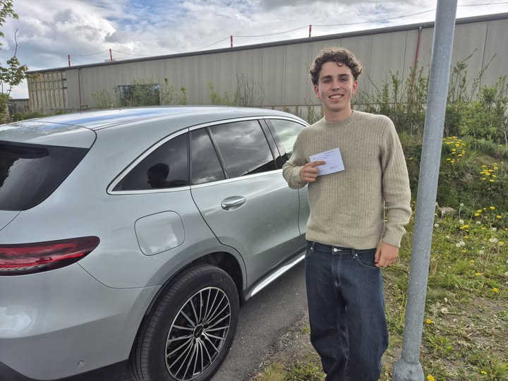 R2 Drive ønsker Nikolaj tillykke med bestået køreprøve i første forsøg