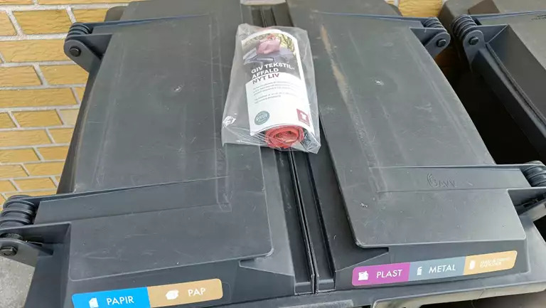 Nu er der røde poser på vej til tekstilaffaldet
