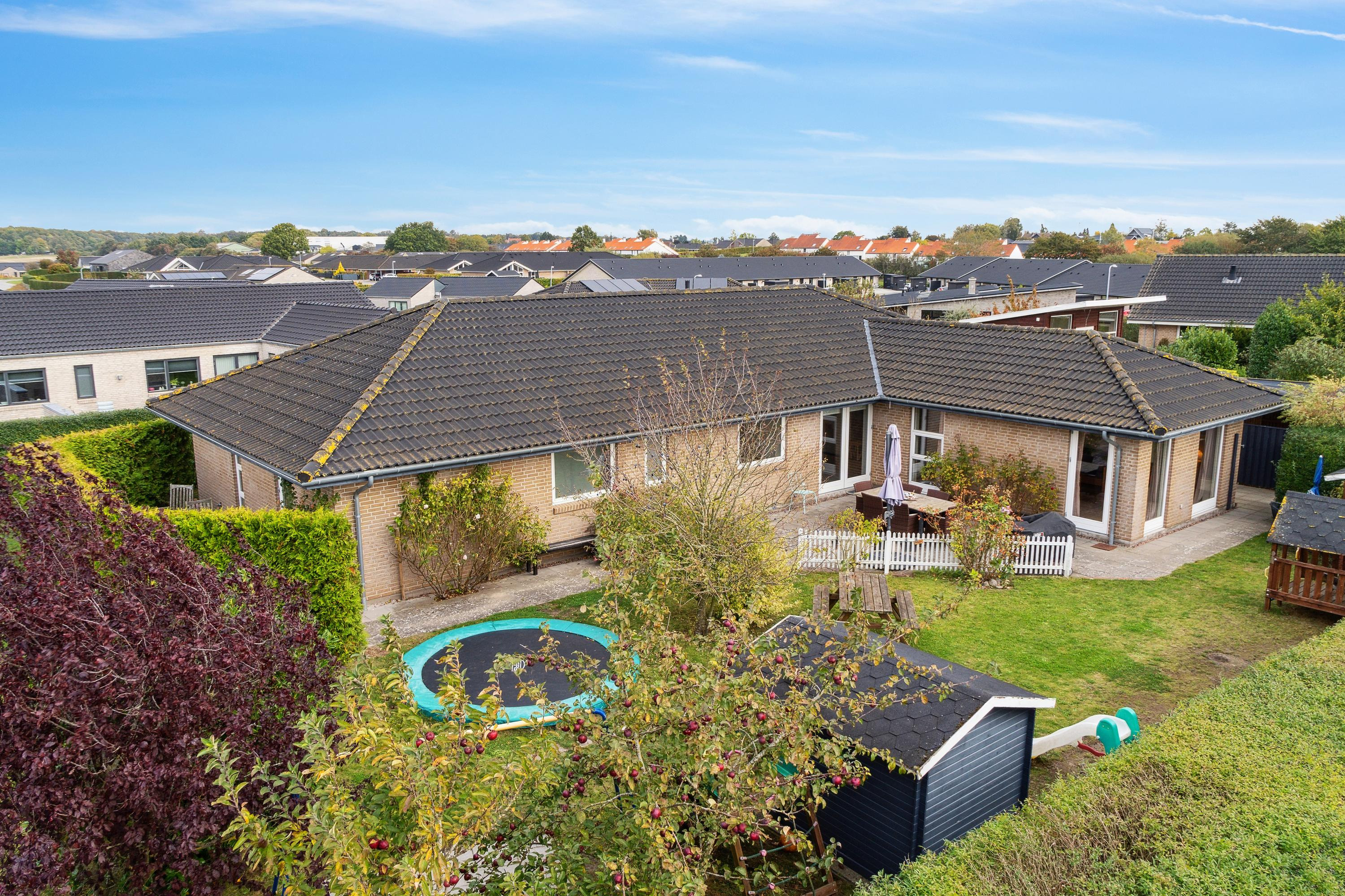 Stor, moderne etplansvilla med fem værelser og to badeværelser