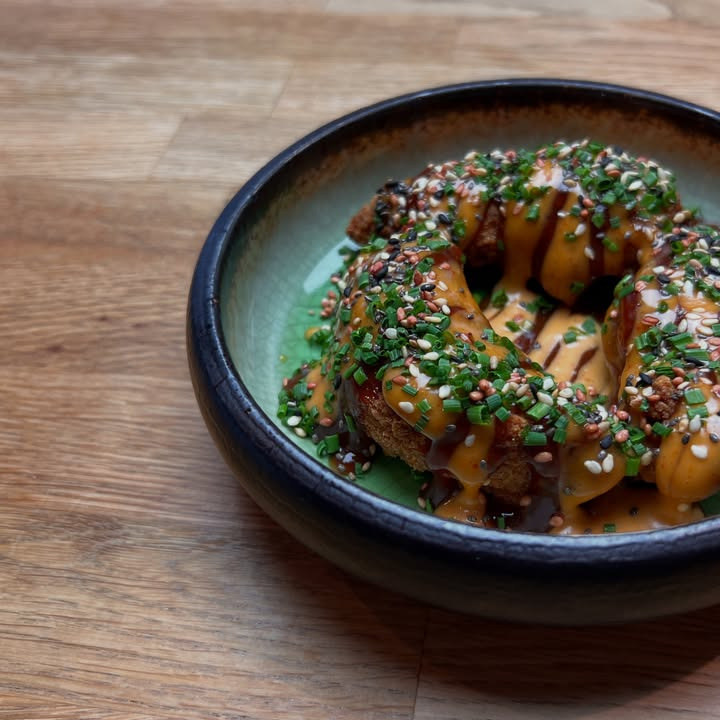 Café Bryggen introducerer katzu kylling på aftenkortet