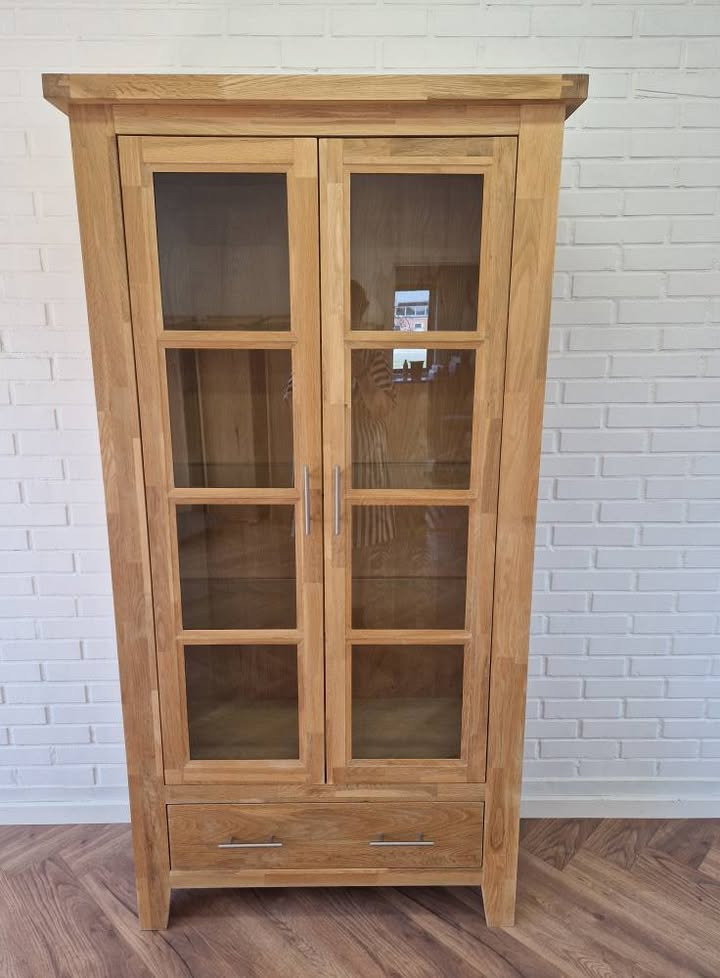 Hovelind Møbler tilbyder brugt vitrineskab i god stand