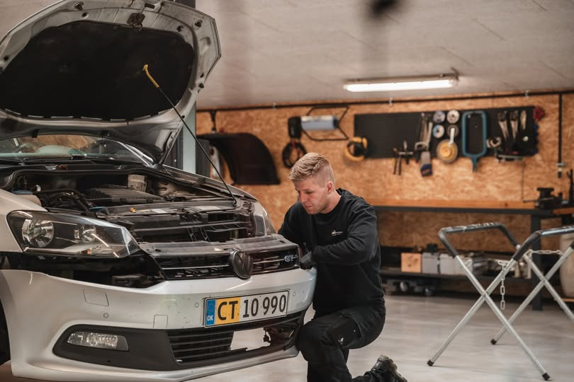 Autotekniker Kim Skytthe hjælper med reparation efter forsikringsskader