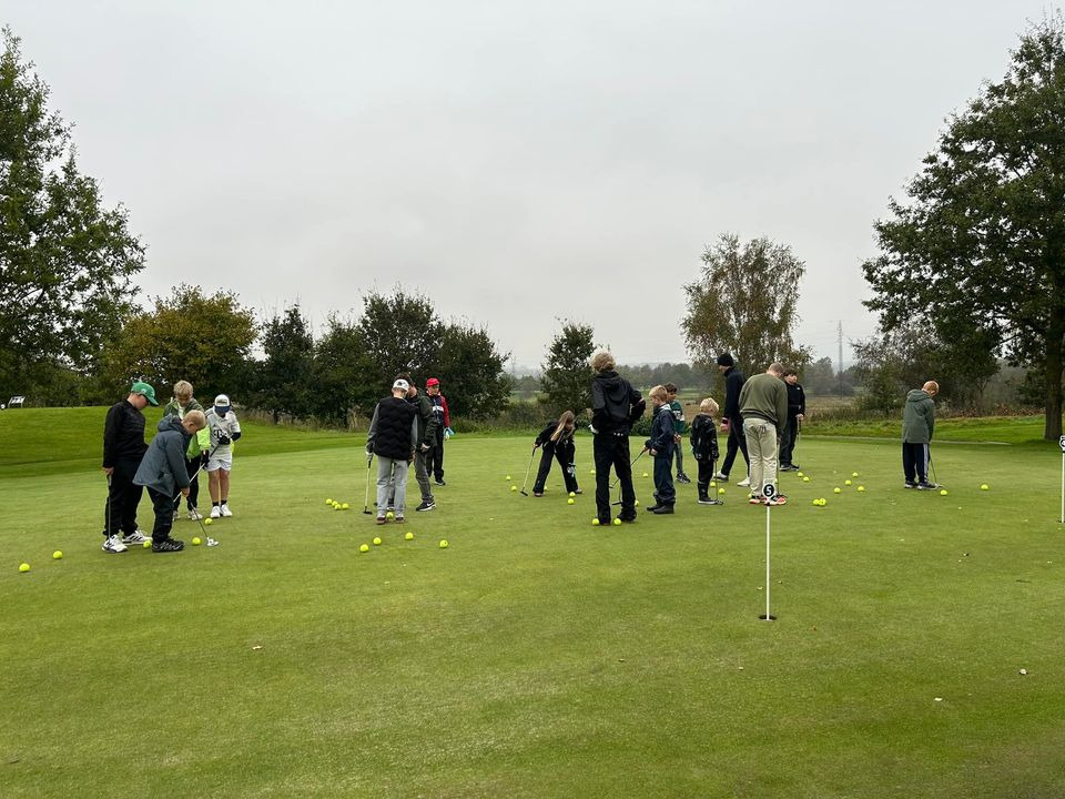 Sommerafslutning for juniorer hos Horsens Golfklub med konkurrencer og fælles spisning