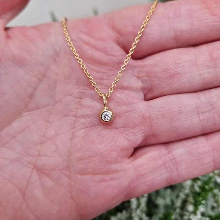 Guldsmed Ø tilbyder smukke guldvedhæng fra 1900 kr og kampagnetilbud på initialvedhæng med diamant