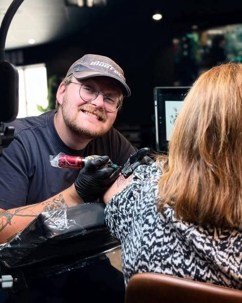 Andreas' talent blomstrer med ledige tider hos Mr. & Mrs. Tattoo