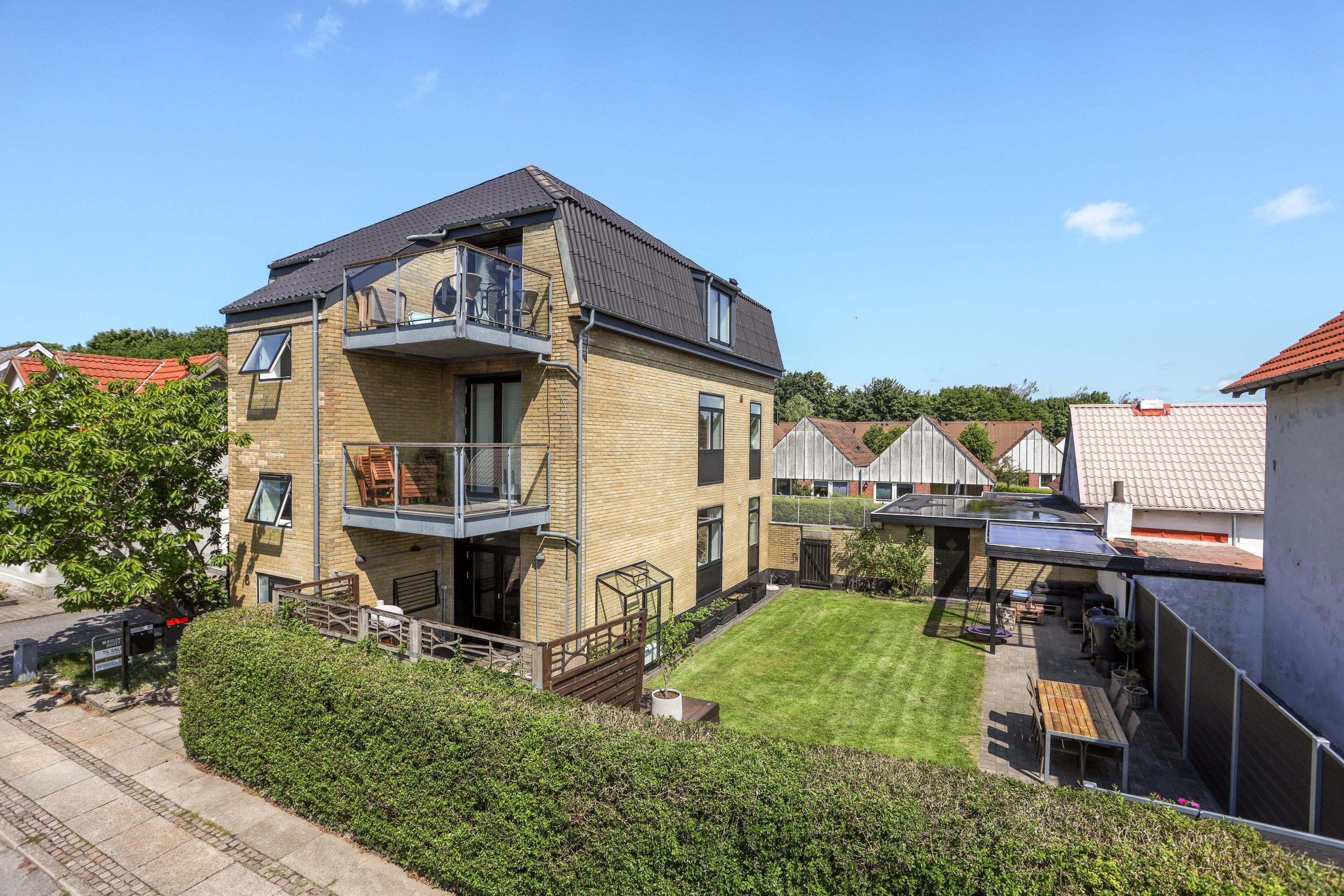 Til salg hos Mæglerhuset: Flot renoveret lejlighed med garage og terrasse