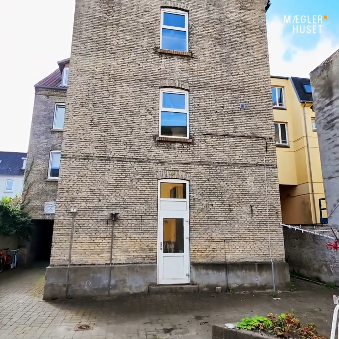 Mæglerhuset Aalborg præsenterer charmerende andelsbolig med perfekt beliggenhed