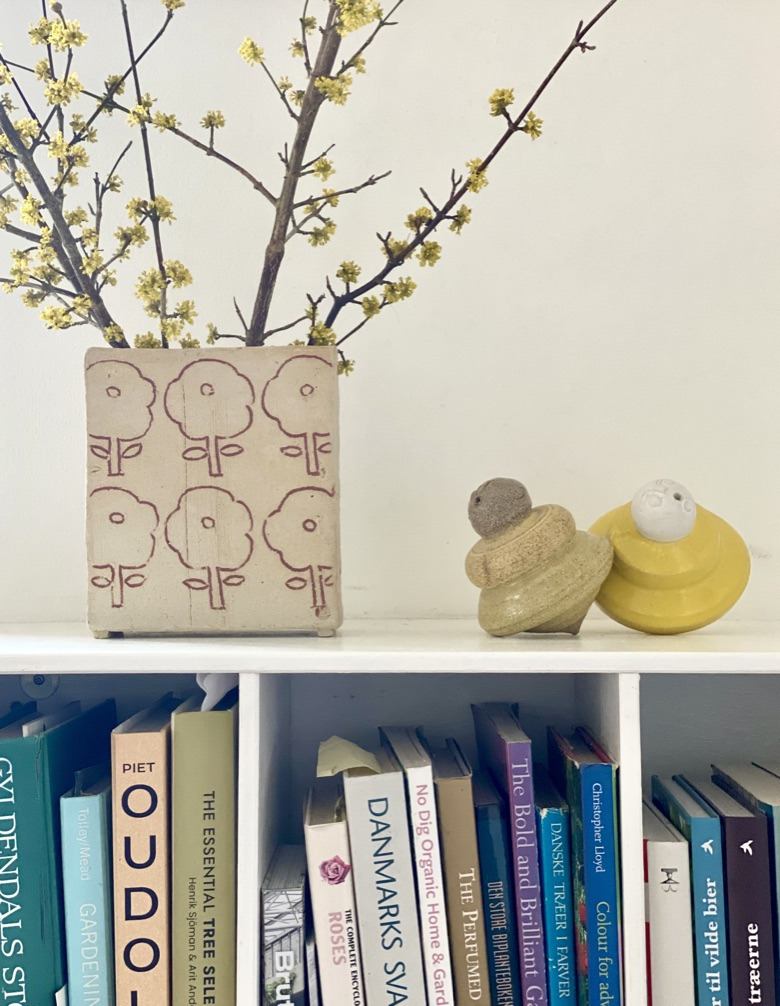 Udstilling og salg af stentøjsvaser på Samsø