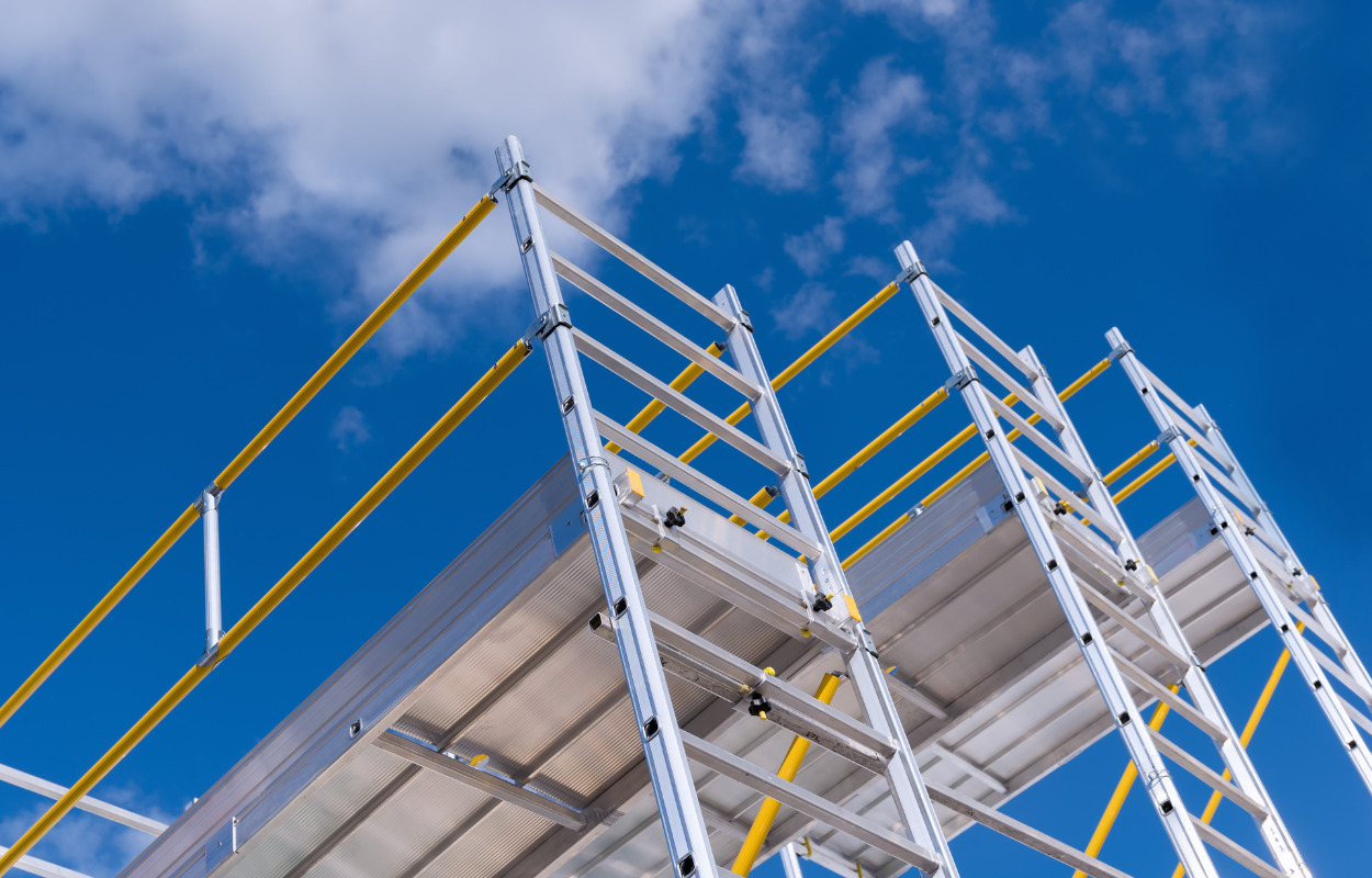 Voldsom episode på byggeplads i Kalundborg: Mand skubbet fra stillads