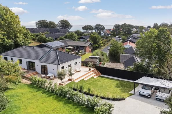 &LIVING Aalborg præsenterer liebhavervilla med sydlandsk stemning nær Øresund