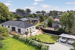 &LIVING Aalborg præsenterer liebhavervilla med sydlandsk stemning nær Øresund