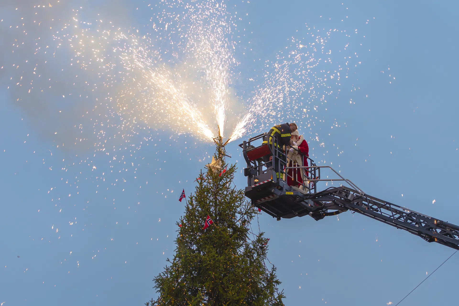 Julemanden tænder juletræet og sætter gang i julen i Aalborg med optog og familiehygge