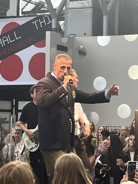 Sir Brian vender tilbage med god musik efter ferieoplevelser