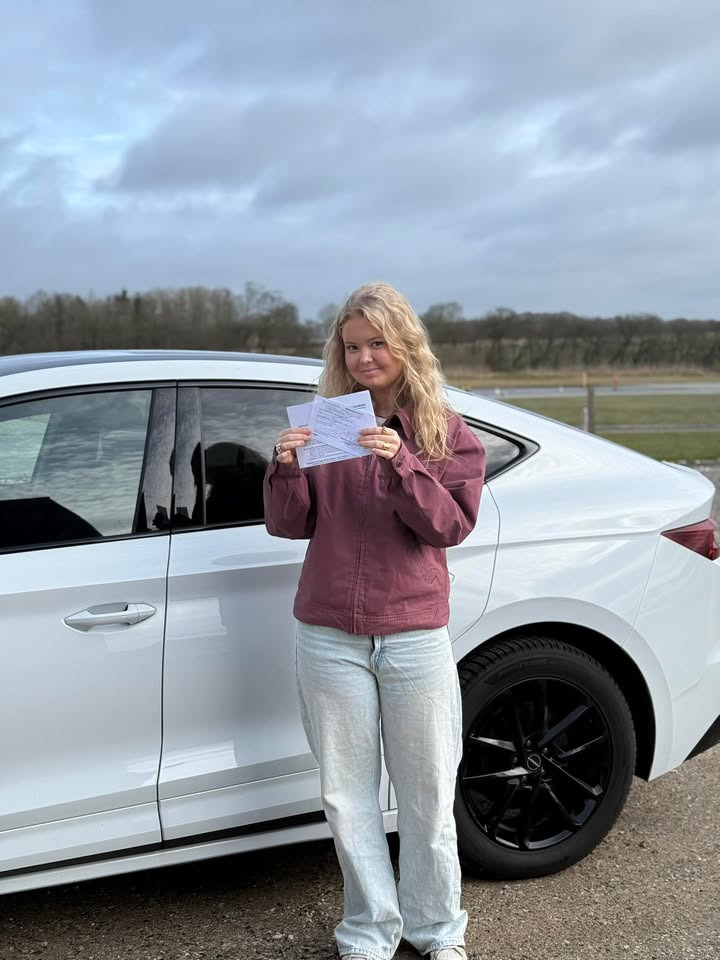 Frisdal Køreskole I/S ønsker Trisja tillykke med flot køreprøve