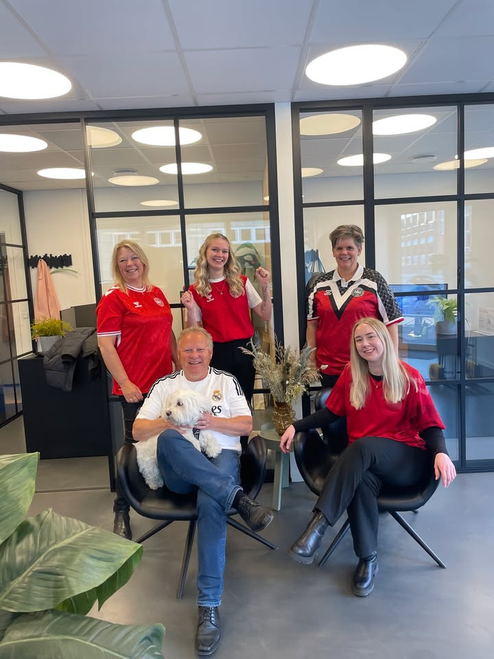 Estate Robin Thybo Esbjerg & Varde støtter Børnecancerfonden med fodboldtrøje fredag