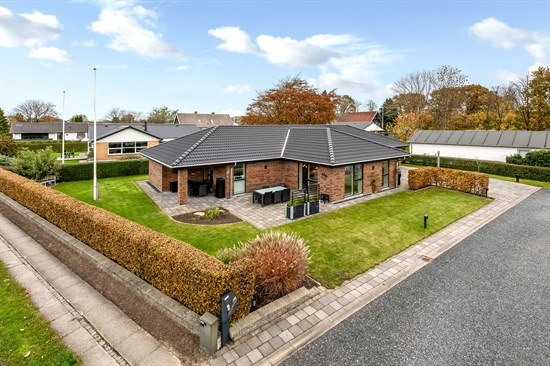 Lys og moderne familievilla fra 2018 med dejlig beliggenhed