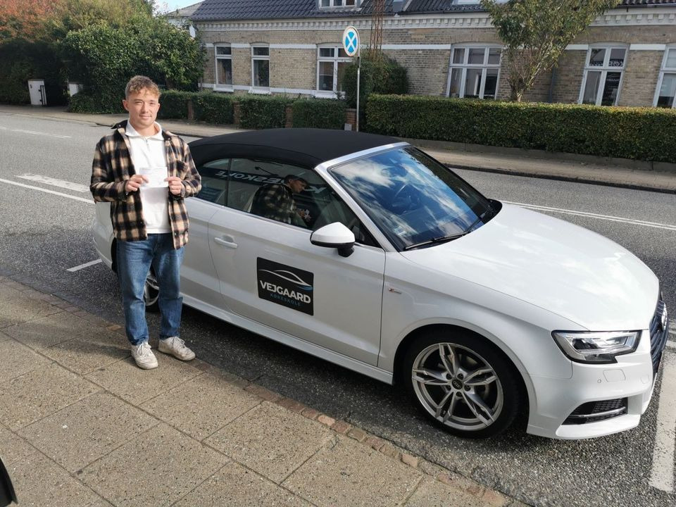 Vejgaard Køreskole v/Morten Rode: Tillykke med kørekortet til Anders efter begge prøver i første hug