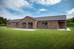 Mæglerhuset Aalborg præsenterer moderne villa med udsigt i Svenstrup