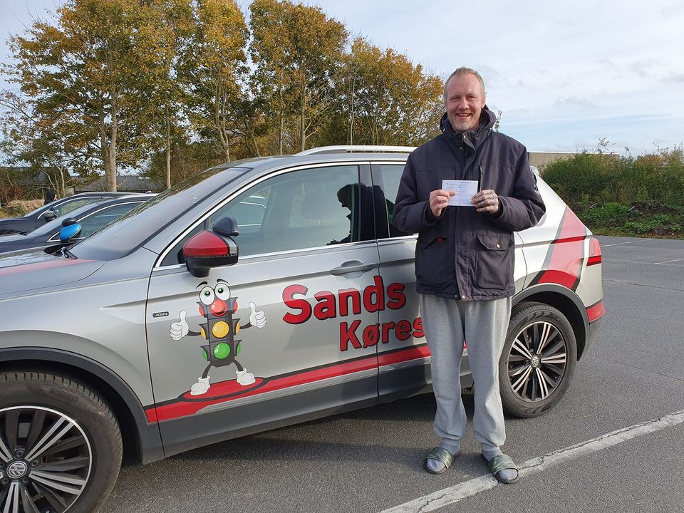 Sands Køreskole ønsker Christian tillykke med sit nye kørekort og bil
