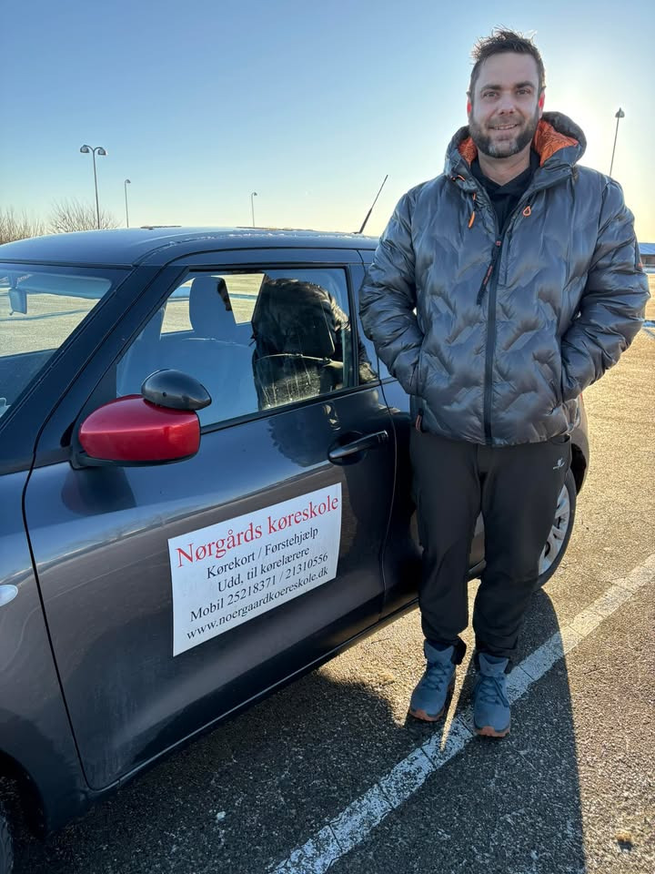 Første køreprøve i år bestået: Anders-Emil fra Nørgaards Køreskole fejrer succes i Ålborg